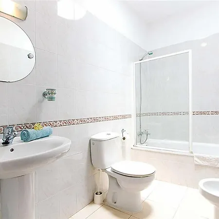 Sleeps 6 Wifi Villa *