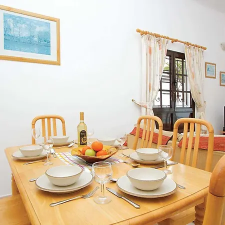 Sleeps 6 Wifi Villa *